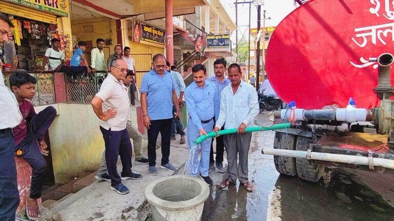 Singrauli- बेजुबान जानवरों के लिए नाद रखवाकर कराई गई पानी की व्यवस्था