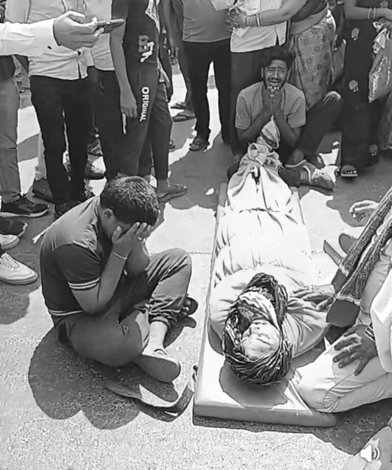 Sidhi News: सांसद के घर के सामने शव रखकर हंगामा