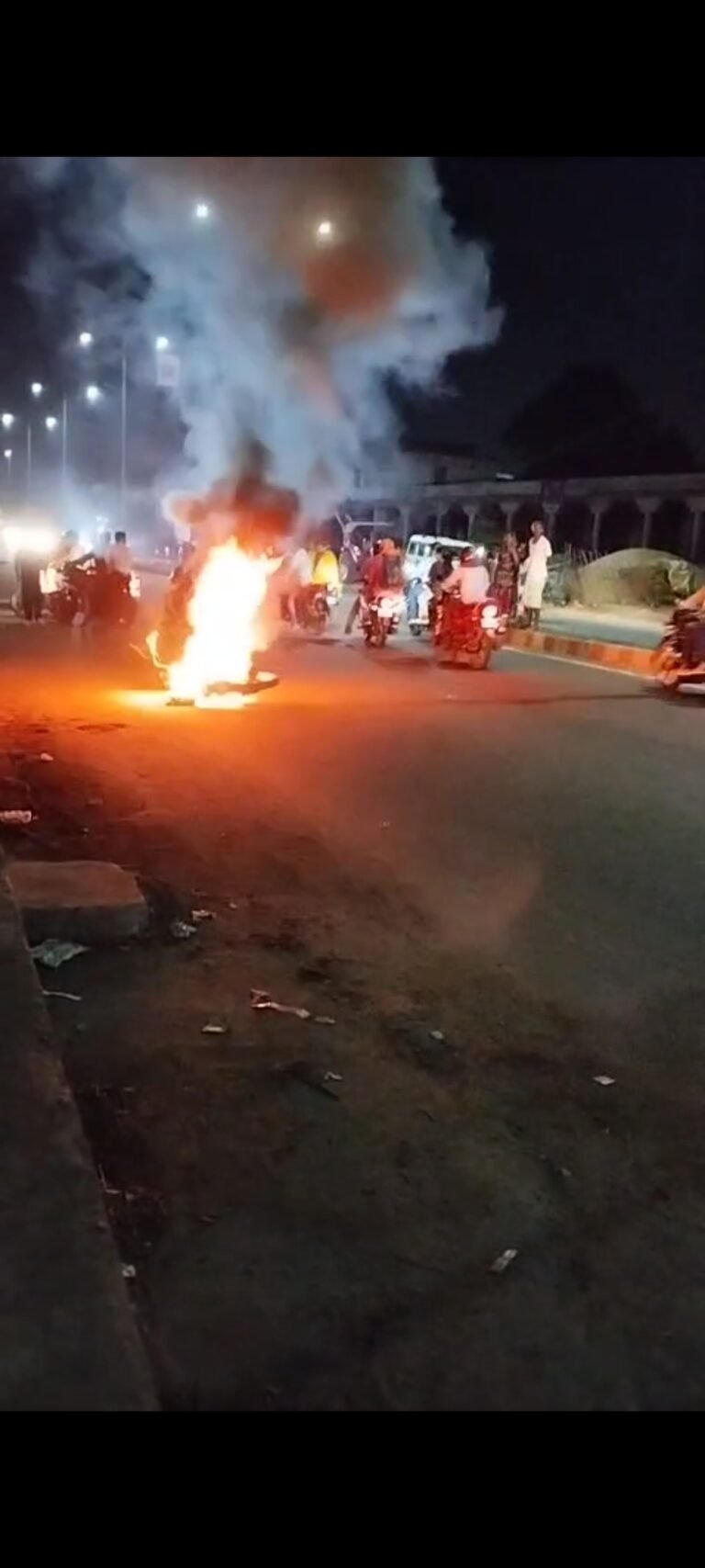 Singrauli - चलती बाइक में लगी आग, मचा हड़कंप