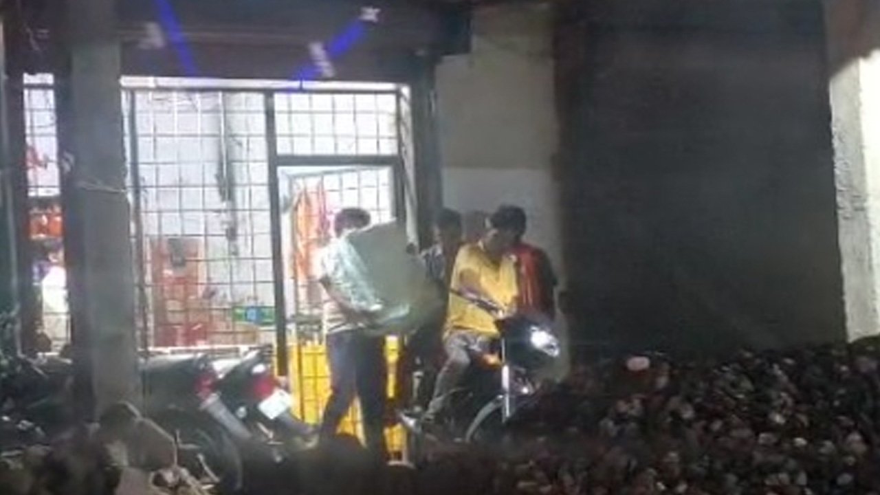 SINGRAULI - हिर्रवाह में बिक रही अवैध शराब, शराब ठेकेदार को हो रहा नुकसान