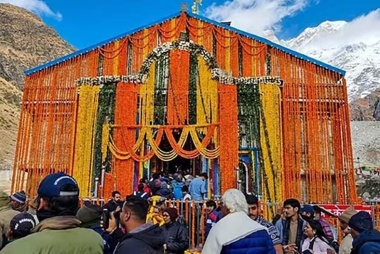 आज खुलेंगे बाबा केदारनाथ के पट, हजारो श्रद्धालु पहुंचे