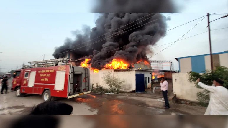 MP-कटनी में थर्माकोल फैक्ट्री में लगी भीषण आग,बचाव कार्य जारी