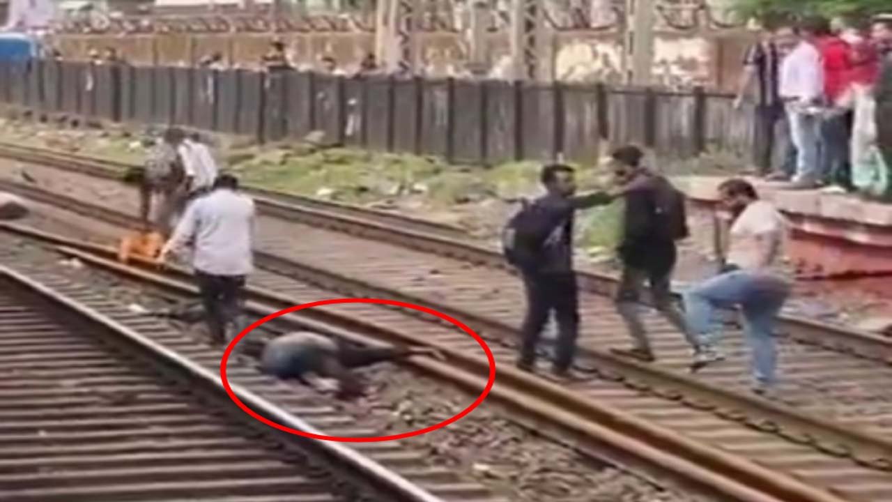 Rail Accident - लोकल ट्रेन से गिरकर पांच लोगों की दर्दनाक मौत 