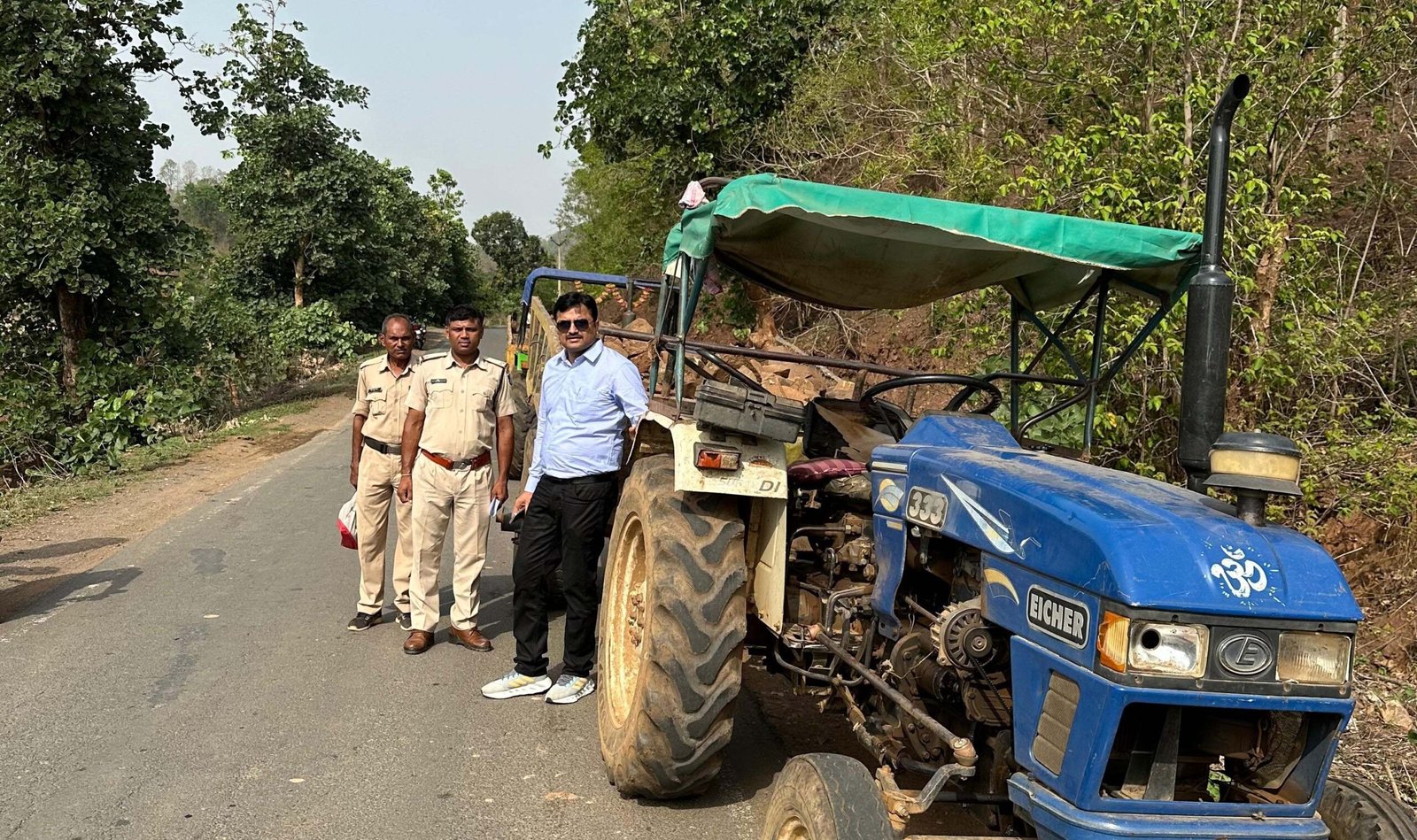 SINGRAULI - अवैध मुरूम से लदे 02 टैक्टर जप्त, तहसीलदार की कार्यवाही