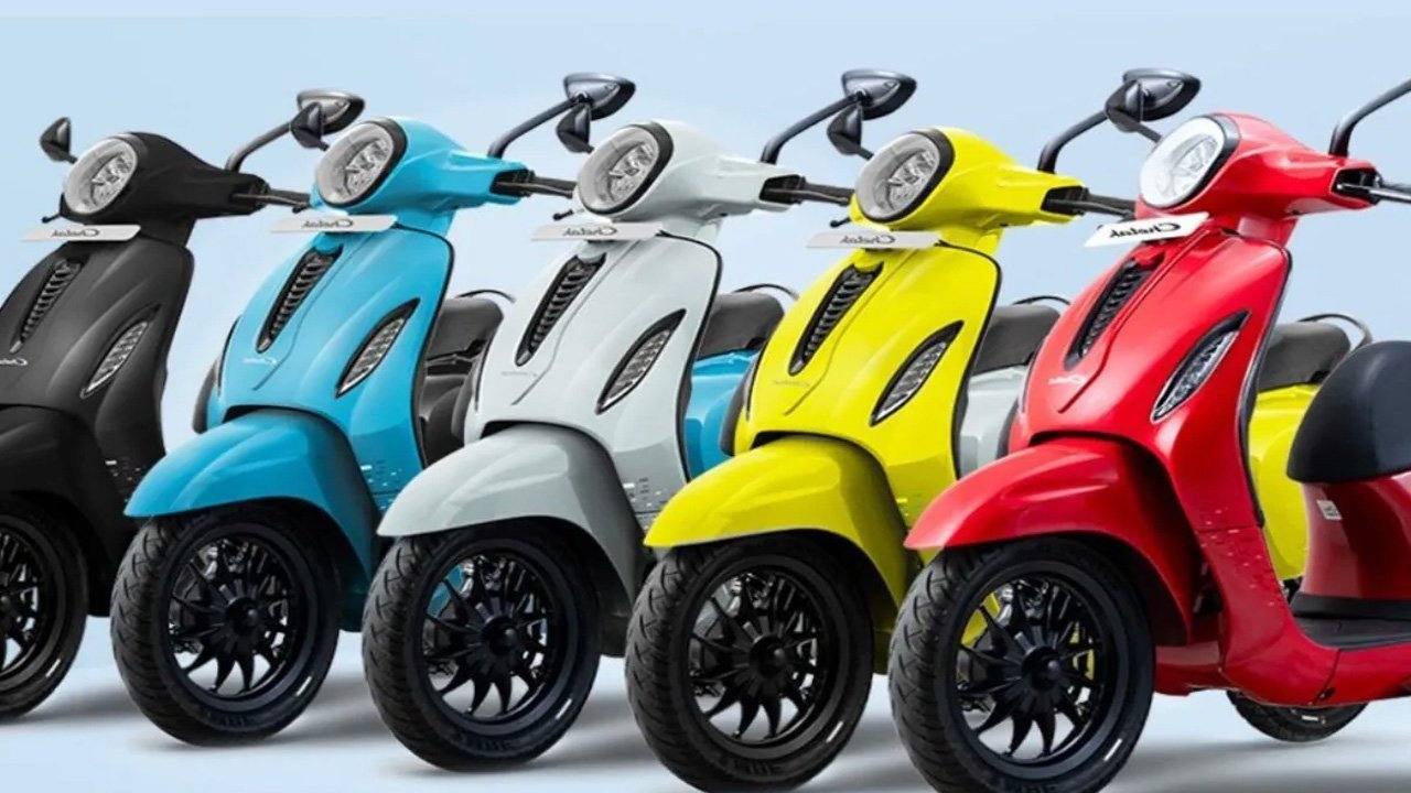 BAJAJ के चेतक स्कूटर ने मचाई धूम, पल्सर और प्लेटिना की मांग घटी
