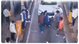 TOLL PLAZA - टोल प्लाजा पर दबंगई, महिला टोल कर्मी के प्राइवेट पार्ट्स को छूने की कोशिश 1 TOLL PLAZA - टोल प्लाजा पर दबंगई, महिला टोल कर्मी के प्राइवेट पार्ट्स को छूने की कोशिश