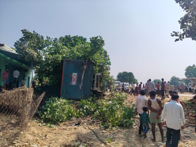 SINGRAULI - सरई में पेड़ से टकराकर कोयला वाहन घर में घुसा