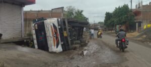 SINGRAULI - सरई में फिर हुआ हादसा, सड़क किनारे पलटा कोयला वाहन 1 SINGRAULI - सरई में फिर हुआ हादसा, सड़क किनारे पलटा कोयला वाहन