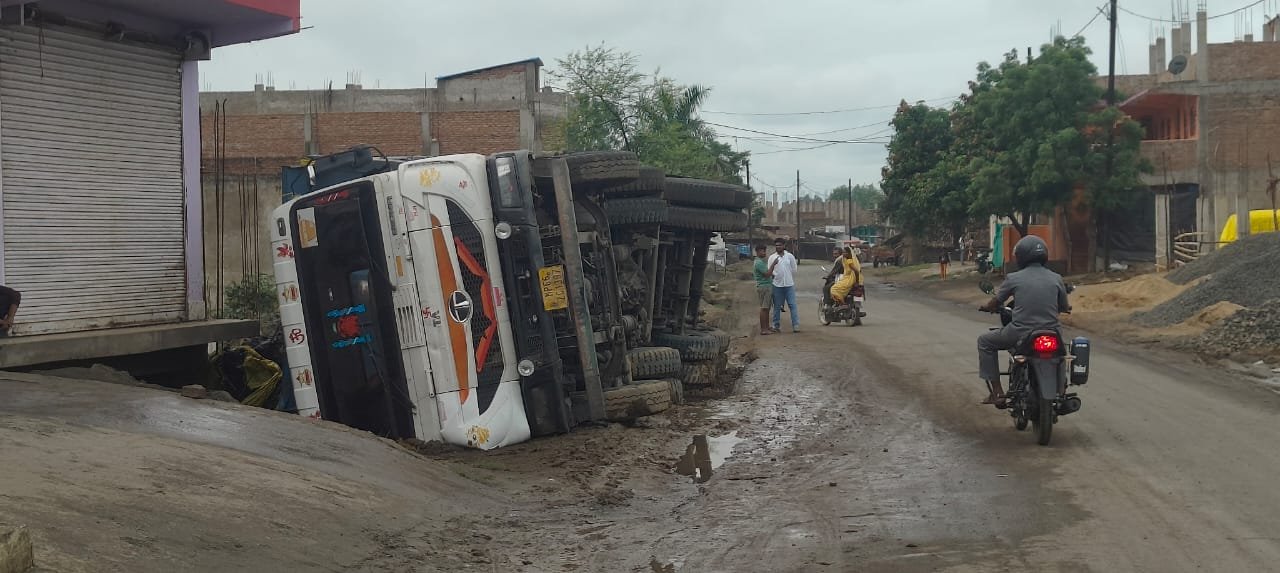 SINGRAULI - सरई में फिर हुआ हादसा, सड़क किनारे पलटा कोयला वाहन