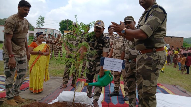 सीआईएसएफ बल सदस्यों ने किया पौधारोपण