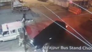 ‘मम्मी विधायक हैं हमारी…’ बेटे ने गश्त कर रहे कॉन्स्टेबल को मारी टक्कर