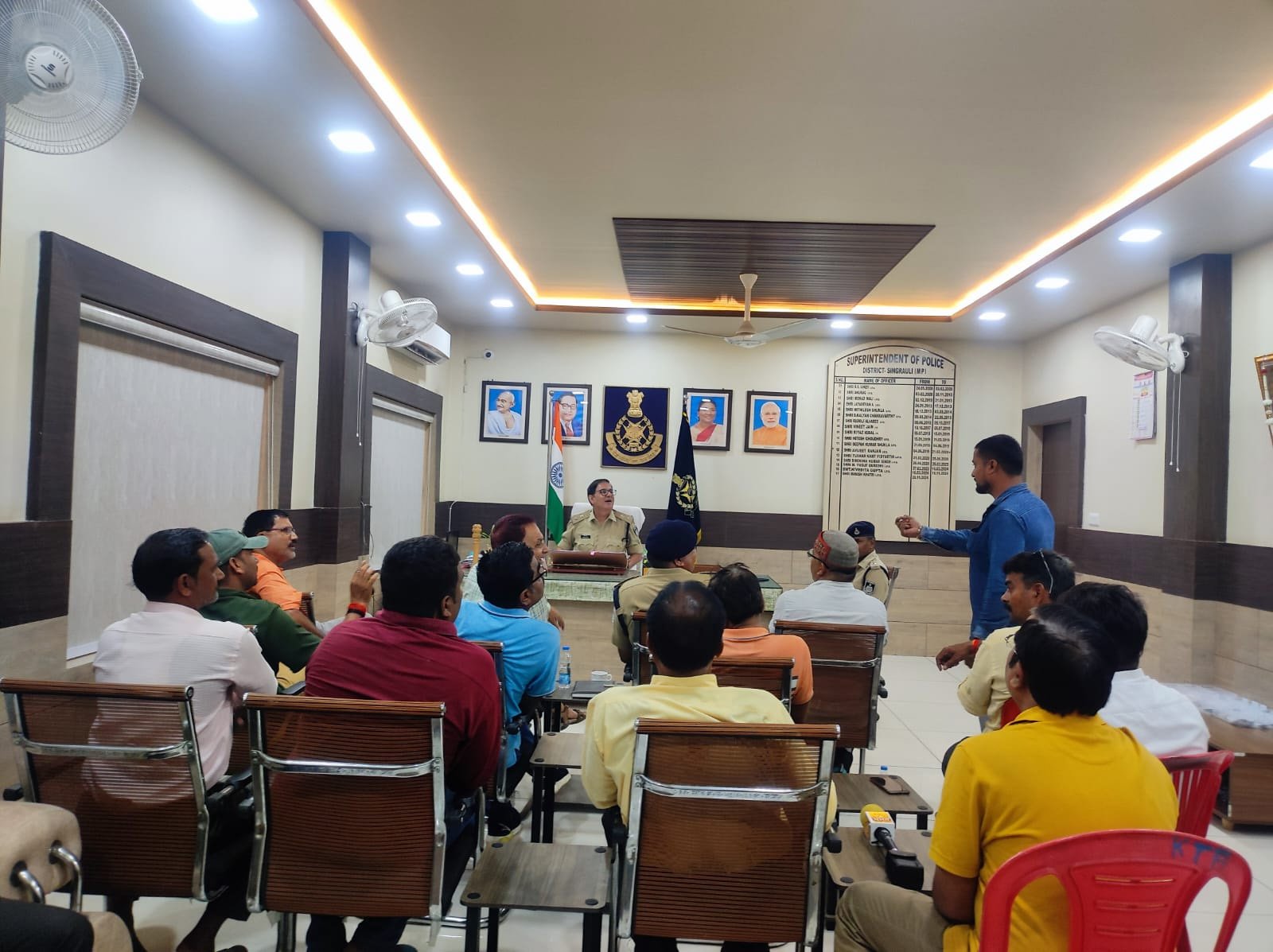 Singrauli - पत्रकारों ने एसपी से की मुलाकात, सीएसपी पर लगाए दुर्व्यवहार के आरोप