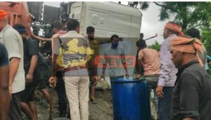SINGRAULI : डीजल टैंकर पलटा, गैलन में डीजल भरने की लगी होड़