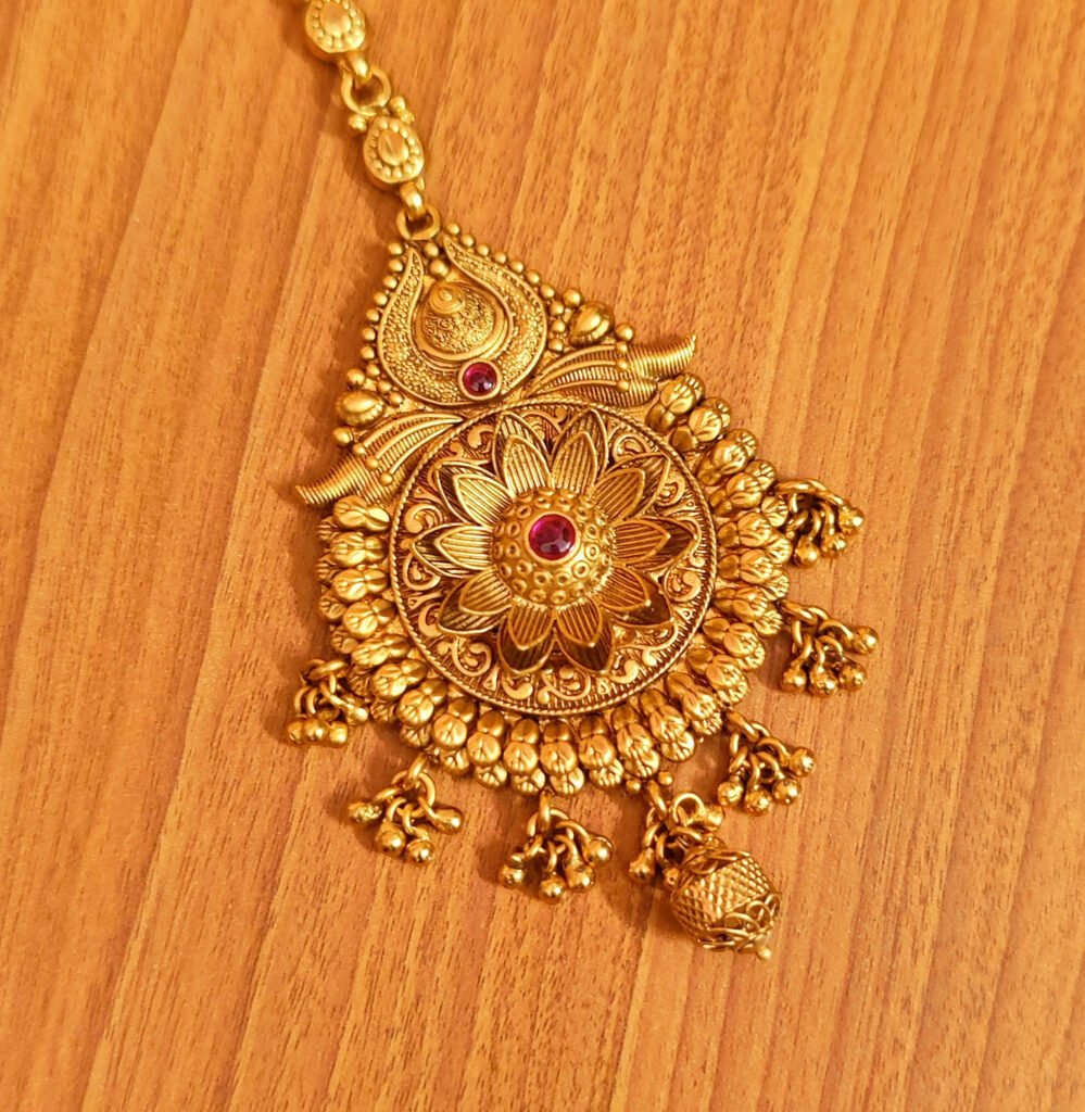 Gold Maang Tikka 2025 : ये मांग टीका डिजाइन आपकी बहु को आएगी पसंद, देगा रॉयल लुक