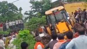 स्कूल की छत गिरी, मलबे में दबी 35 जिंदगियां और 7 मौत 1 स्कूल की छत गिरी, मलबे में दबी 35 जिंदगियां और 7 मौत