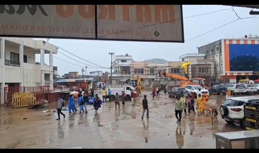 MP- छतरपुर के बागेश्वर धाम में गिरा टेंट, 1 की मौत