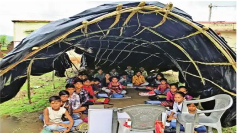 MP - बीते 05 साल से झोपडी में बैठ कर पढ़ने को मजबूर है मध्यप्रदेश के बच्चे
