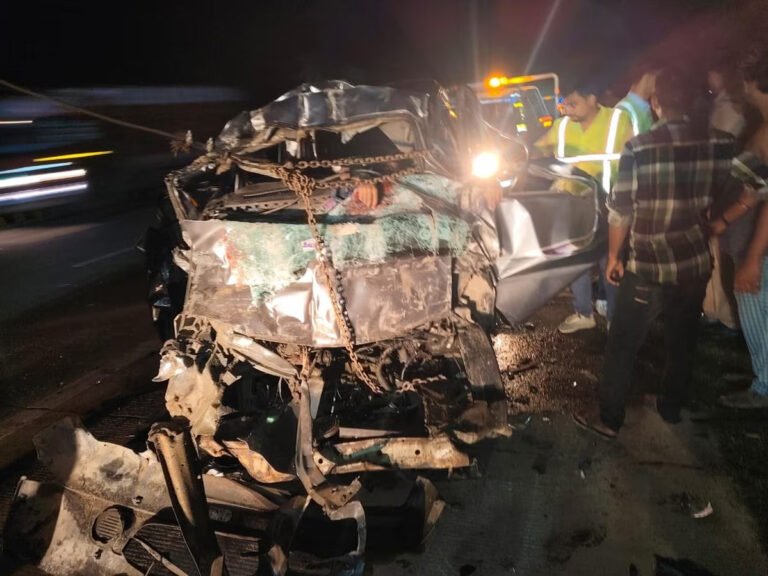 Yamuna Express - यमुना एक्सप्रेस-वे पर सड़क हादसा, ट्रक से टकराई कार, 6 की मौत