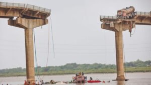 GUJARAT BRIDGE COLLAPSE - अचानक गिरा पुल, 9 लोगों की मौत 1 GUJARAT BRIDGE COLLAPSE - अचानक गिरा पुल, 9 लोगों की मौत