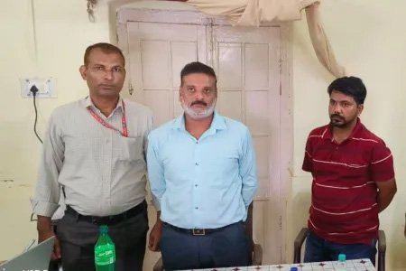 30 हजार की रिश्वत लेते रंगे हाथों धराए उपयंत्री और रोजगार सहायक, EOW की कार्रवाई