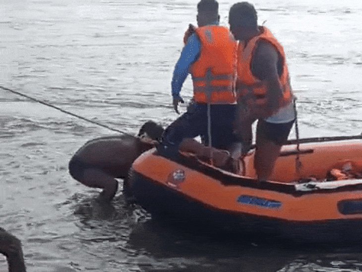 MP News -पत्नी के सामने तेज पानी के बहाव में बह गया पति, देखती रही पत्नी