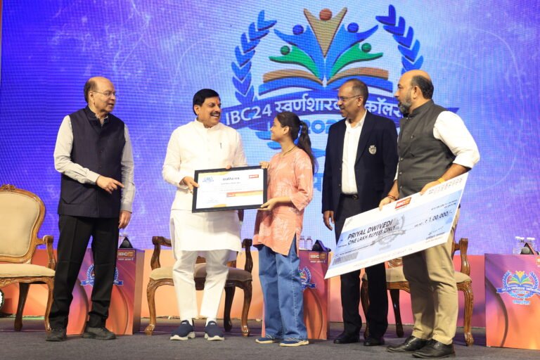 SINGRAULI - टॉपर्स छात्राओं को मिली IBC24 स्वर्ण शारदा स्कॉलरशिप