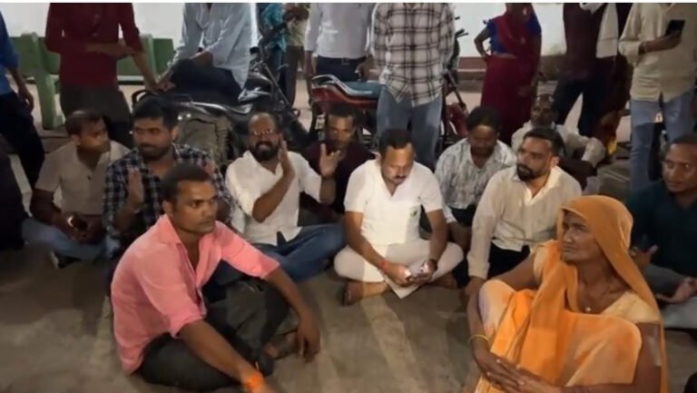 SINGRAULI : मौत के बाद परिजन जिला अस्पताल के सामने बैठे धरने पर, लगा दिया मुर्दाबाद का नारा, जानिए क्यों