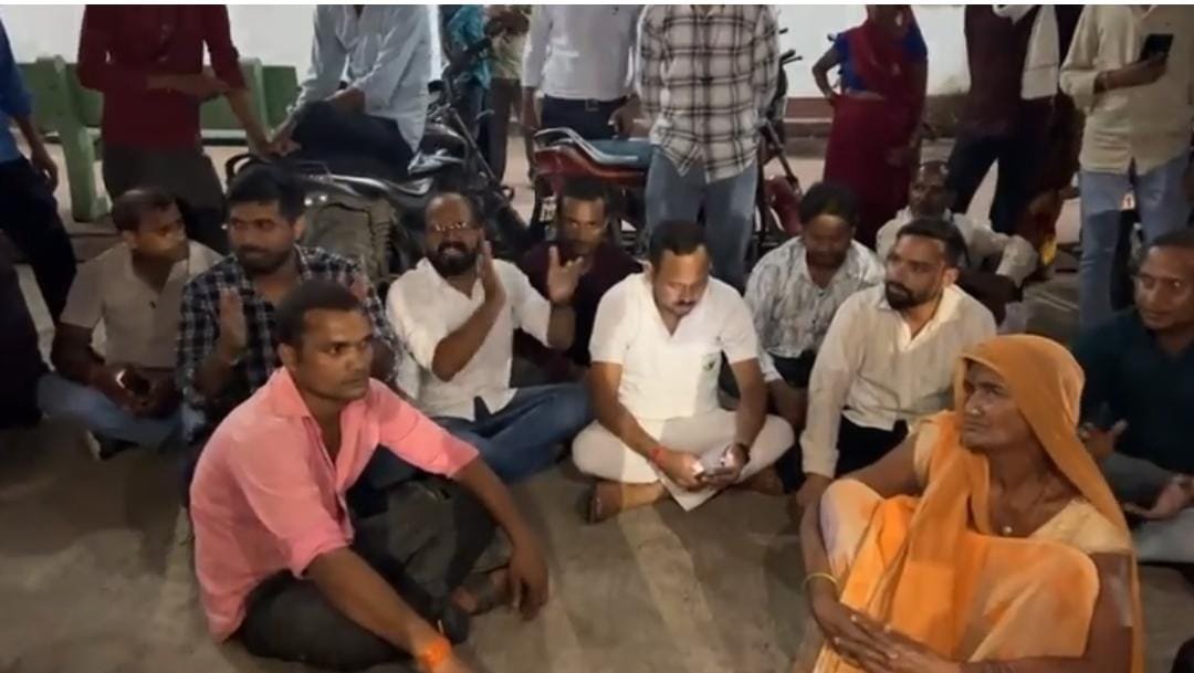 SINGRAULI : मौत के बाद परिजन जिला अस्पताल के सामने बैठे धरने पर, लगा दिया मुर्दाबाद का नारा, जानिए क्यों
