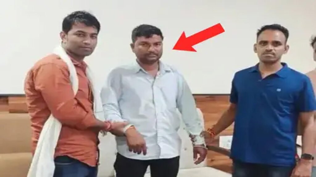 MP में रिश्वत लेते पकड़ाए ‘भगवान’, मंदिर में लोकायुक्त की कार्रवाई 1 MP में रिश्वत लेते पकड़ाए ‘भगवान’, मंदिर में लोकायुक्त की कार्रवाई