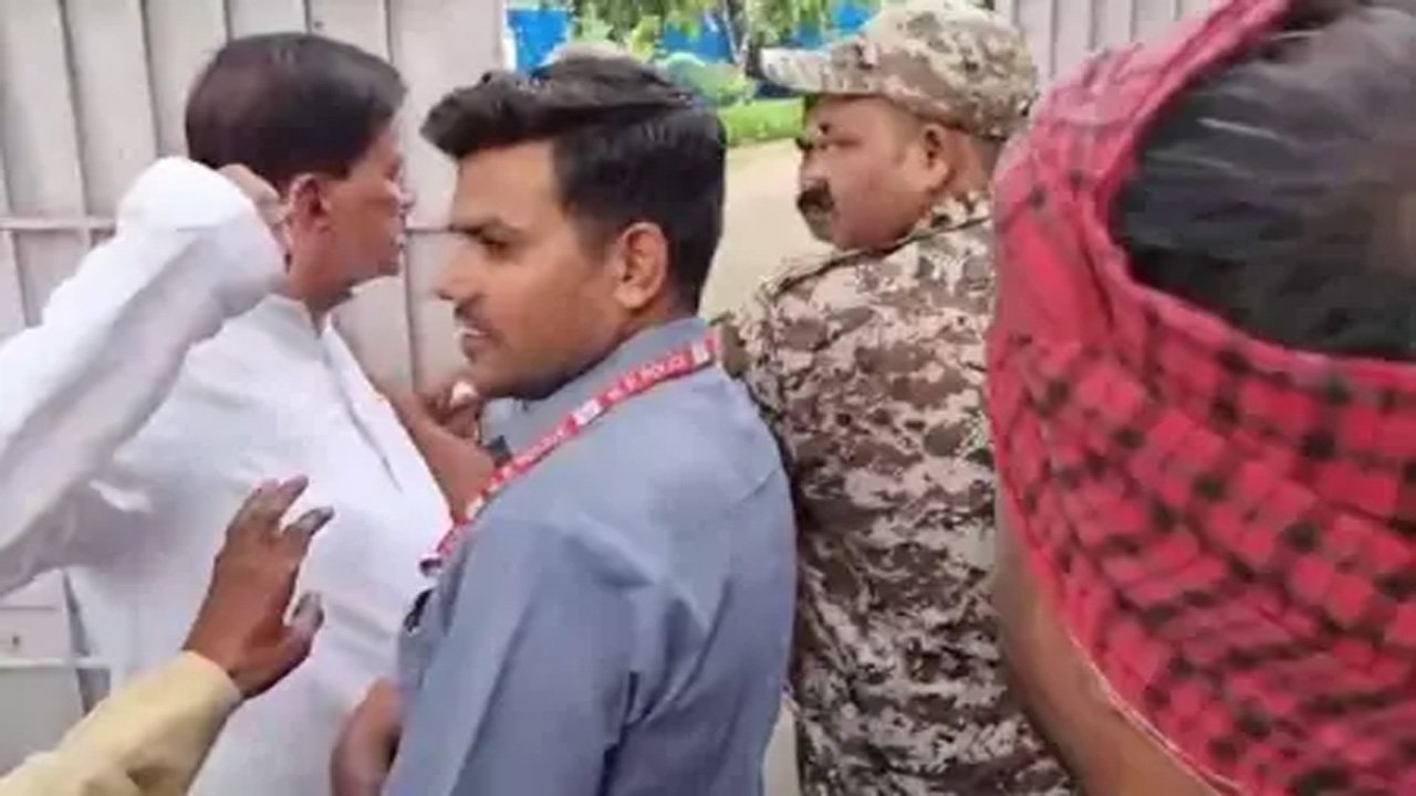 कलेक्टर को मारने दौड़े भाजपा विधायक, हाथापाई की आई नौबत