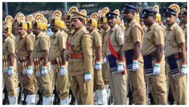 केरल में पुलिस वाले पढ़ा रहे कमजोर छात्रों को