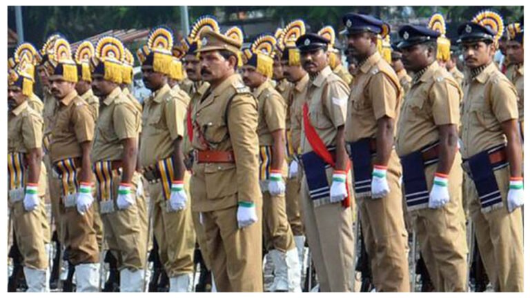 केरल में पुलिस वाले पढ़ा रहे कमजोर छात्रों को