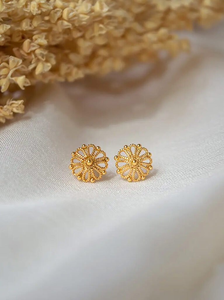 हर आउटफिट के साथ परफेक्ट लगेंगे इस तरह के Gold Mini Stud Earrings, चेहरे की बढ़ेगी खूबसूरती 3 हर आउटफिट के साथ परफेक्ट लगेंगे इस तरह के Gold Mini Stud Earrings, चेहरे की बढ़ेगी खूबसूरती
