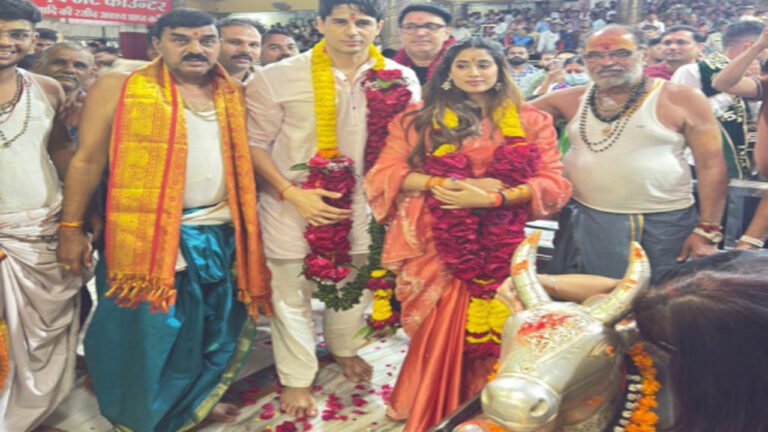 एमपी आईं एक्ट्रेस जान्हवी कपूर, मंदिर में ध्यान लगाकर बैठी रहीं