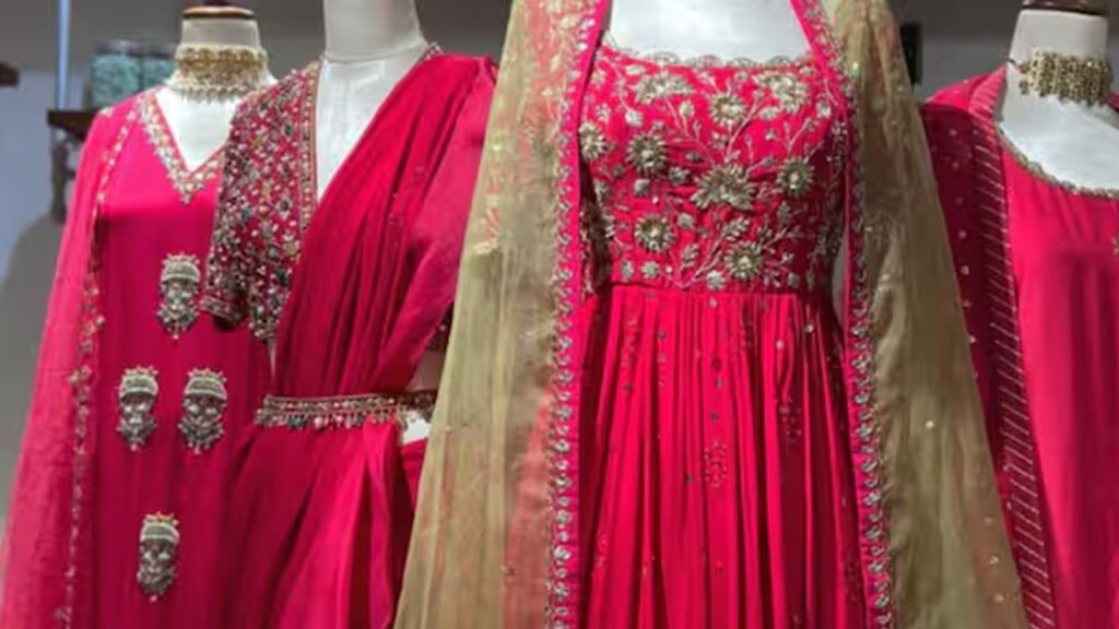 Raksha Bandhan Dress : रक्षाबंधन में चाहिए मॉर्डन लुक, ट्राई करें यह फेस्टिव आउटफिट्स 4 Raksha Bandhan Dress : रक्षाबंधन में चाहिए मॉर्डन लुक, ट्राई करें यह फेस्टिव आउटफिट्स