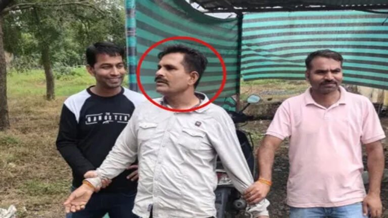 नोटों की गड्डी के साथ पकड़ाया ‘सहायक जेल अधीक्षक’…