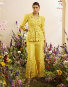 Bell Bottom suit: स्टाइलिश बॉटम वियर, पर्सनेलिटी में लगेंगे चार चांद 4 Bell Bottom suit: स्टाइलिश बॉटम वियर, पर्सनेलिटी में लगेंगे चार चांद