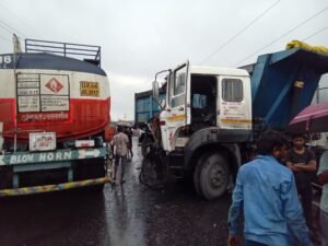 जयंत मोरवा मुख्य सड़क पर हादसा, डीजल टैंकर एवं ट्रेलर वाहन की हुई टक्कर