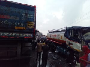 जयंत मोरवा मुख्य सड़क पर हादसा, डीजल टैंकर एवं ट्रेलर वाहन की हुई टक्कर
