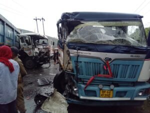 जयंत मोरवा मुख्य सड़क पर हादसा, डीजल टैंकर एवं ट्रेलर वाहन की हुई टक्कर