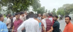 सिंगरौली में कोयला ट्रेलर ने ली मासूम की जान, सड़क पर शव रखकर घंटों चला हंगामा, देखे video 1 सिंगरौली में कोयला ट्रेलर ने ली मासूम की जान, सड़क पर शव रखकर घंटों चला हंगामा, देखे video