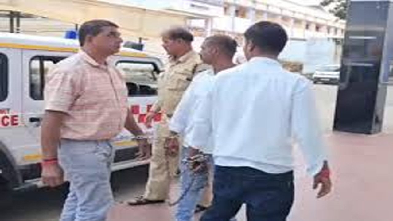 बेटी का गला घोंटा, फिर बाथरूम में शव जलाया