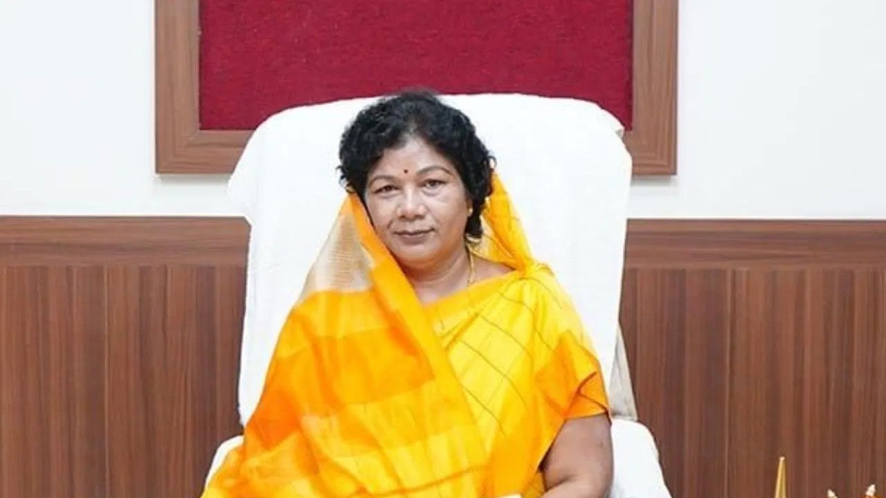 SINGRAULI - मंत्री संपतिया उइके का अनोखा अंदाज, ढोलक बजाते और पारंपरिक देवी गीत गाते दिख रही