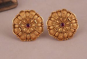 Gold Tops Design: आंटियाँ घर पर भी ऐसे ही हैवी टॉप पहनती हैं, देखें सोने के स्टड इयररिंग्स के खूबसूरत डिज़ाइन