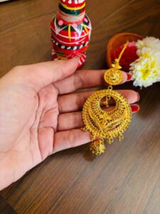 Gold Maang Tikka Design: ब्राइडल गोल्ड मांग टीका के कुछ लेटेस्ट डिज़ाइन देखे 2 Gold Maang Tikka Design: ब्राइडल गोल्ड मांग टीका के कुछ लेटेस्ट डिज़ाइन देखे