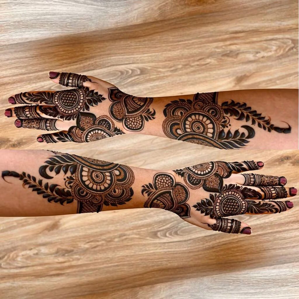 Karwa Chauth Mehndi Design: करवा चौथ पर लगाएं ब्यूटीफुल मेहंदी डिजाइन, बनाएं हाथों को और भी खूबसूरत 3 Karwa Chauth Mehndi Design: करवा चौथ पर लगाएं ब्यूटीफुल मेहंदी डिजाइन, बनाएं हाथों को और भी खूबसूरत