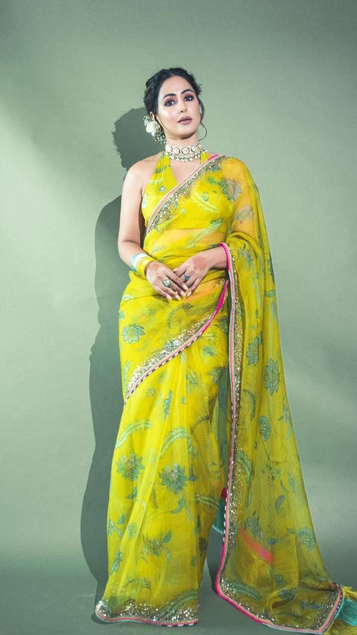 Karwa Chauth Saree 2025: पैरेट ग्रीन रंग वाली साड़ियों में चांद से भी खूबसूरत लगेंगी, देखे डिज़ाइन