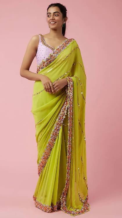 Karwa Chauth Saree 2025: पैरेट ग्रीन रंग वाली साड़ियों में चांद से भी खूबसूरत लगेंगी, देखे डिज़ाइन