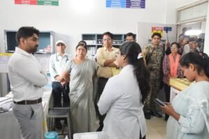 Singrauli - कलेक्टर गौरव बैनल पहुंचे जिला अस्पताल, सफाई संविदाकार एवं डाक्टर से दिखे नाराज 2 Singrauli - कलेक्टर गौरव बैनल पहुंचे जिला अस्पताल, सफाई संविदाकार एवं डाक्टर से दिखे नाराज