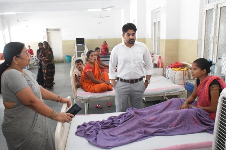 Singrauli - कलेक्टर गौरव बैनल पहुंचे जिला अस्पताल, सफाई संविदाकार एवं डाक्टर से दिखे नाराज